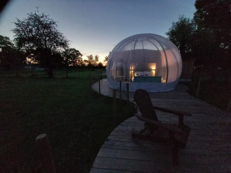 Vue au lever du soleil sur La Bulle des Alpagas, une atmosphère paisible.